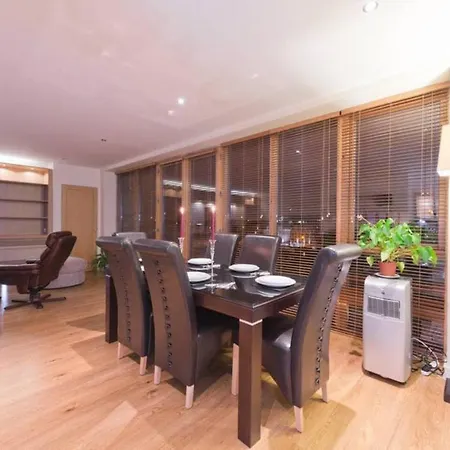 Stylish 3-bed Penthouse In Silicon Docks * Dublin