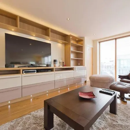 Stylish 3-bed Penthouse In Silicon Docks Apartment