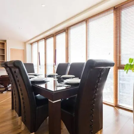 Stylish 3-bed Penthouse In Silicon Docks *