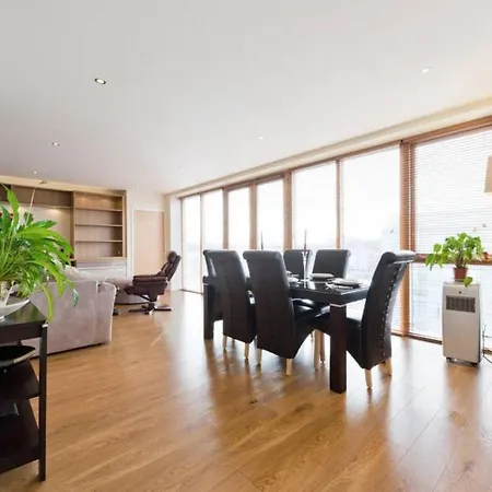 Stylish 3-bed Penthouse In Silicon Docks