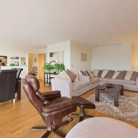 Stylish 3-bed Penthouse In Silicon Docks Apartment *