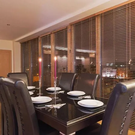 Stylish 3-bed Penthouse In Silicon Docks